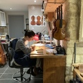 Le travail délicat d'une luthière
