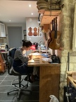 Le travail délicat d'une luthière